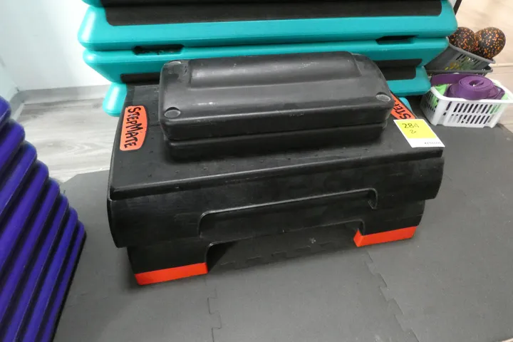 2x StepMate Aerobic-Stepper, schwarz/rot